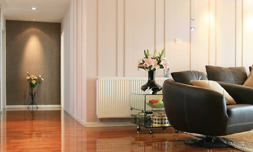     在我們挑選暖氣片時，不僅要看價格，還要看產(chǎn)品和服務(wù)，才能避免吃虧上當(dāng)。

    選擇暖氣片從哪些角度出發(fā)?

    1.看材質(zhì)

    材質(zhì)影響到產(chǎn)品的使用和壽命。廠家選擇的材質(zhì)過關(guān)，不僅在使用中減少漏水等問題，還能夠延長暖氣片的壽命。用戶在挑選材質(zhì)時，可以咨詢一下鋼管或銅管的壁厚，一些特殊產(chǎn)品的片頭和壁厚是不同的，片頭需要加厚，才能抵抗住常年侵蝕。材質(zhì)要求均勻，無凸起，無水波紋。

    2.看安裝

    很多廠家都有自己的安裝隊，或者有固定合作的安裝隊。安裝人員統(tǒng)一持證上崗，經(jīng)驗豐富。對自己工廠的產(chǎn)品也比較了解，在測量、方案設(shè)計中考慮細(xì)致全面。暖氣片安裝時噪音小，測量、打孔、懸掛、打壓等步驟齊全考究，接口緊密，管路布局橫平豎直，彎管接頭少。

    3.看工藝

    暖氣片的生產(chǎn)工藝和品牌廠家密不可分。有些不良小廠家采用回收二手暖氣片，簡單去銹刷漆之后再投放市場，雖然暖氣片價格很便宜，但這種暖氣片往往使用不了一兩年就會漏水。真正品質(zhì)好的暖氣片，往往通過下料、打孔、焊接、組裝、打壓、打磨、噴涂等幾十道精細(xì)工序生產(chǎn)而成，后還有嚴(yán)格的質(zhì)檢。這樣的暖氣片使用起來才會安心。

    4.看售后

    正規(guī)產(chǎn)品都有相關(guān)的質(zhì)保協(xié)議，在質(zhì)保期內(nèi)出現(xiàn)質(zhì)量問題可以免費更換，因為暖氣片的品質(zhì)問題給用戶造成的財產(chǎn)損失，還可以通過保險賠付。強(qiáng)大妥善的售后不僅是品牌實力的體現(xiàn)，也是產(chǎn)品過硬品質(zhì)的體現(xiàn)。

    5.看品牌

    一款品牌形成往往需要多少年的沉淀和口碑傳播，才能在市場上占領(lǐng)一席之地。品牌類廠家，不僅有實力在選材、工藝方面投入較高的成本，在后期服務(wù)上也有相關(guān)的保障。一旦產(chǎn)品出現(xiàn)問題，可以免費更換，出現(xiàn)暖氣片不熱等問題，還可以上門維修。不會出現(xiàn)暖氣片漏水等問題找不到廠家、相互推卸責(zé)任等問題。

    挑選暖氣片時，不僅要看價格，還要看產(chǎn)品和服務(wù)，才能避免吃虧上當(dāng)。

    更多資訊盡在鼎格舒適家，免費設(shè)計方案和報價。鼎格舒適家www.m.1weipai.com(全稱四川鼎格舒適家科技有限公司)是知名成都地暖公司，專業(yè)提供地暖，暖氣片，中央空調(diào)，新風(fēng)，凈水系統(tǒng)的銷售，設(shè)計，安裝等服務(wù)。